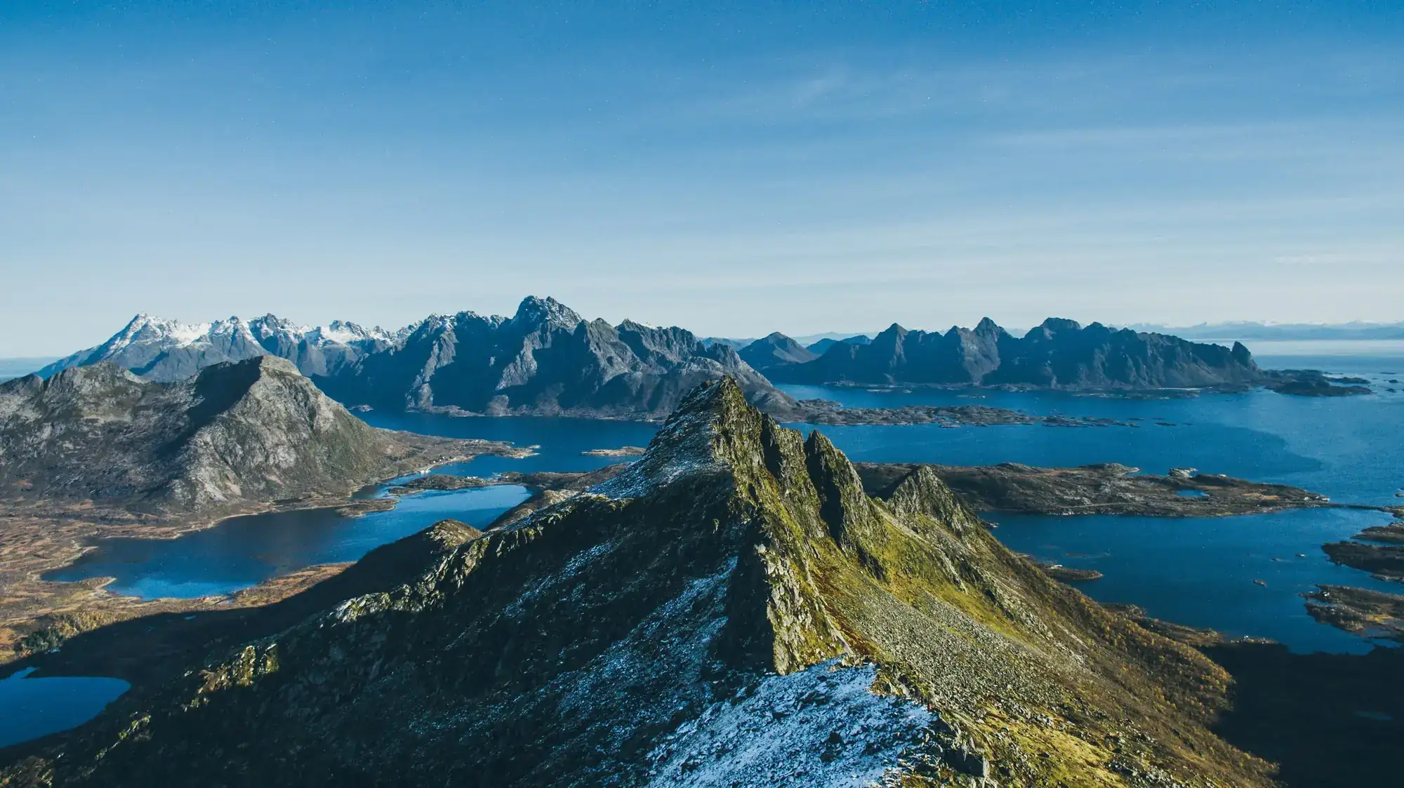 Norsk fjord- og fjellandskap sett fra en fjelltopp
